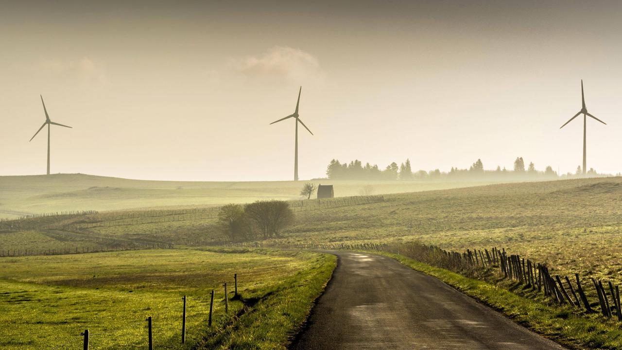 Windkraftanlagen des Windparks Cezallier in der Auvergne in Frankreich