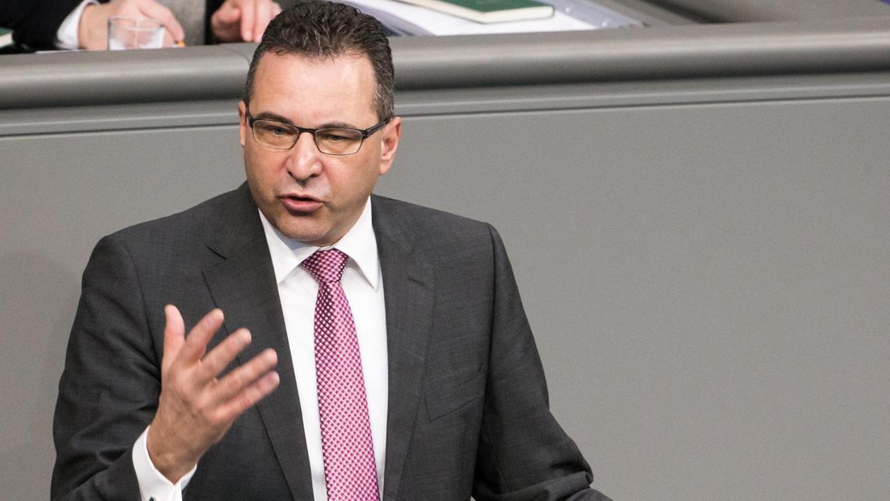 Pfeiffer gestikuliert und spricht am Rednerpult. Pfeiffer gestikuliert und spricht am Rednerpult.