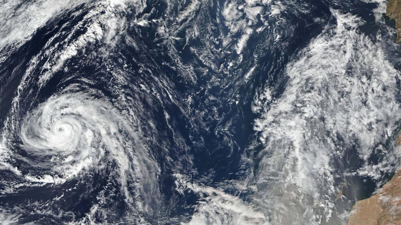 Eine Satellitenaufnahme vom 13.10.2017 zeigt den Wirbelsturm Ophelia über dem Atlantik auf dem Weg nach Irland Eine Satellitenaufnahme vom 13.10.2017 zeigt den Wirbelsturm Ophelia über dem Atlantik auf dem Weg nach Irland