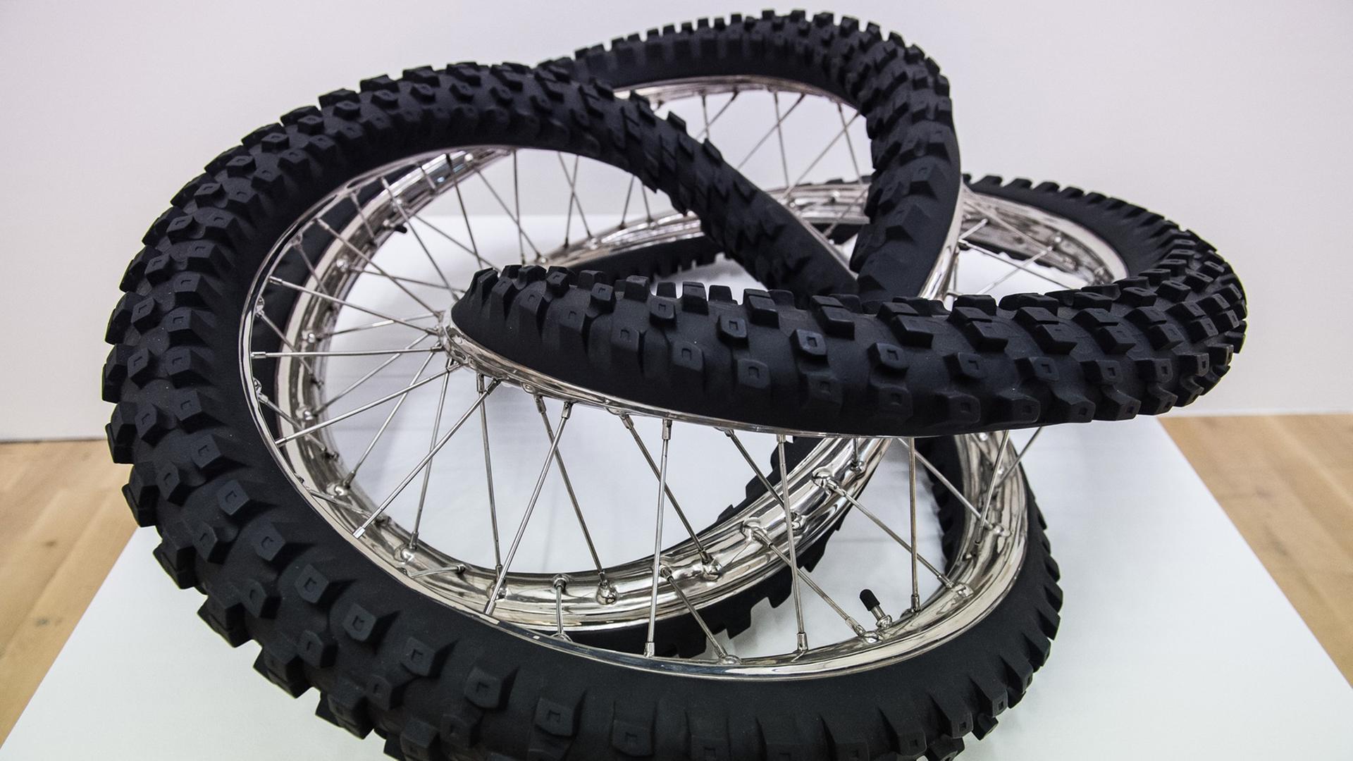 Die Kunstinstallation "Dunlop Geomax 100/90-19 57 M 360° 3X, 2013" des belgischen Künstlers Wim Delvoye steht in der Ausstellung "Never Ending Stories. Der Loop in Kunst, Film, Architektur, Musik, Literatur und Kulturgeschichte" im Kunstmuseum in Wolfsburg. Die Kunstinstallation "Dunlop Geomax 100/90-19 57 M 360° 3X, 2013" des belgischen Künstlers Wim Delvoye steht in der Ausstellung "Never Ending Stories. Der Loop in Kunst, Film, Architektur, Musik, Literatur und Kulturgeschichte" im Kunstmuseum in Wolfsburg.