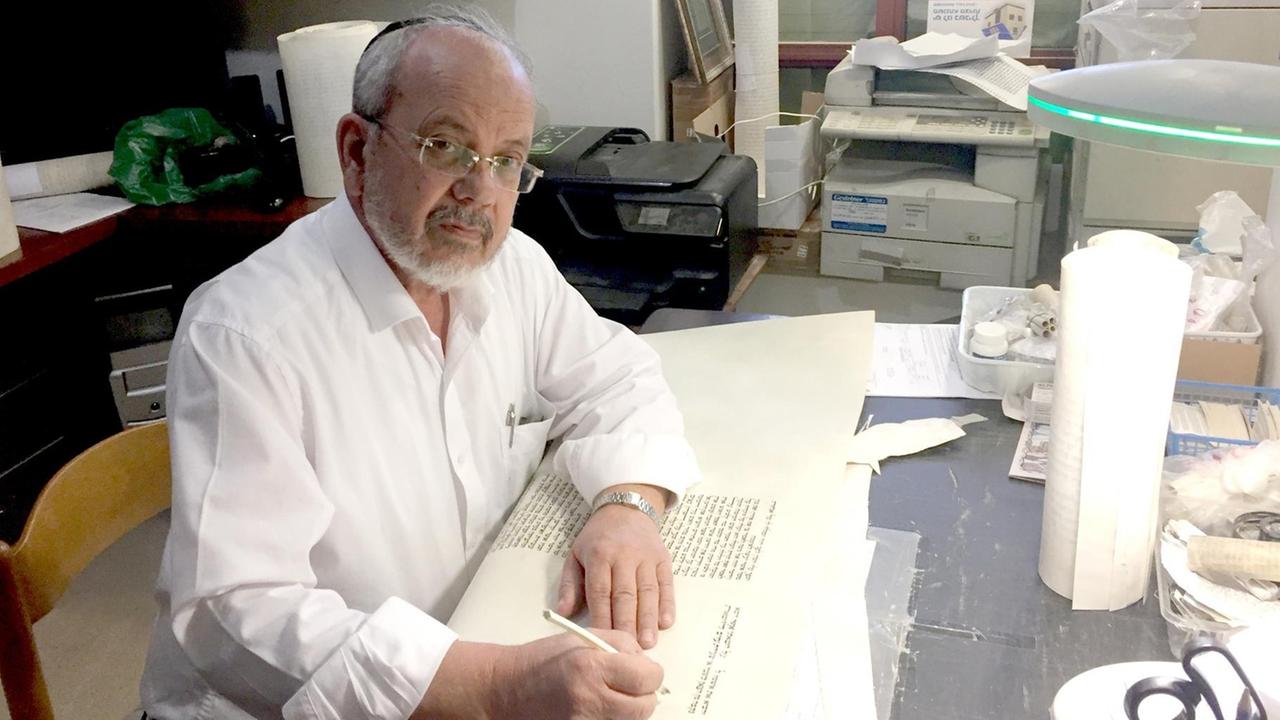 Das Handwerk des Thora-Schreibers ist Jahrtausende alt:Tora-Schreiber Israel Nachmani in seiner Schreibstube Das Handwerk des Thora-Schreibers ist Jahrtausende alt:Tora-Schreiber Israel Nachmani in seiner Schreibstube