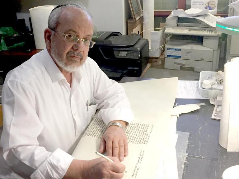 Das Handwerk des Thora-Schreibers ist Jahrtausende alt:Tora-Schreiber Israel Nachmani in seiner Schreibstube 