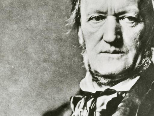 Schwarzweißfoto Richard Wagners in würdevoller Pose.