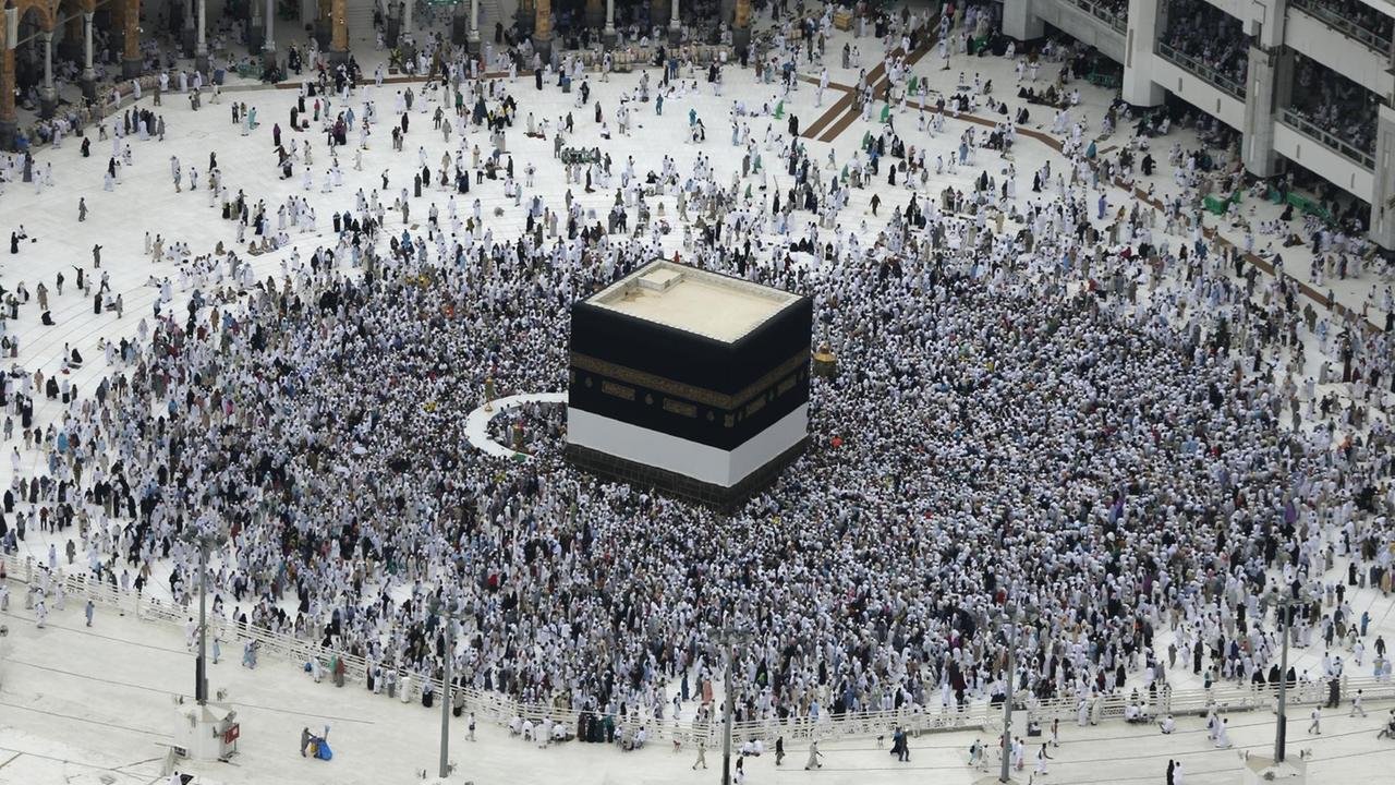 Muslimische Gläubige im im Innenhof der Heiligen Moschee in Mekka (9.9.16) Muslimische Gläubige im im Innenhof der Heiligen Moschee in Mekka (9.9.16)