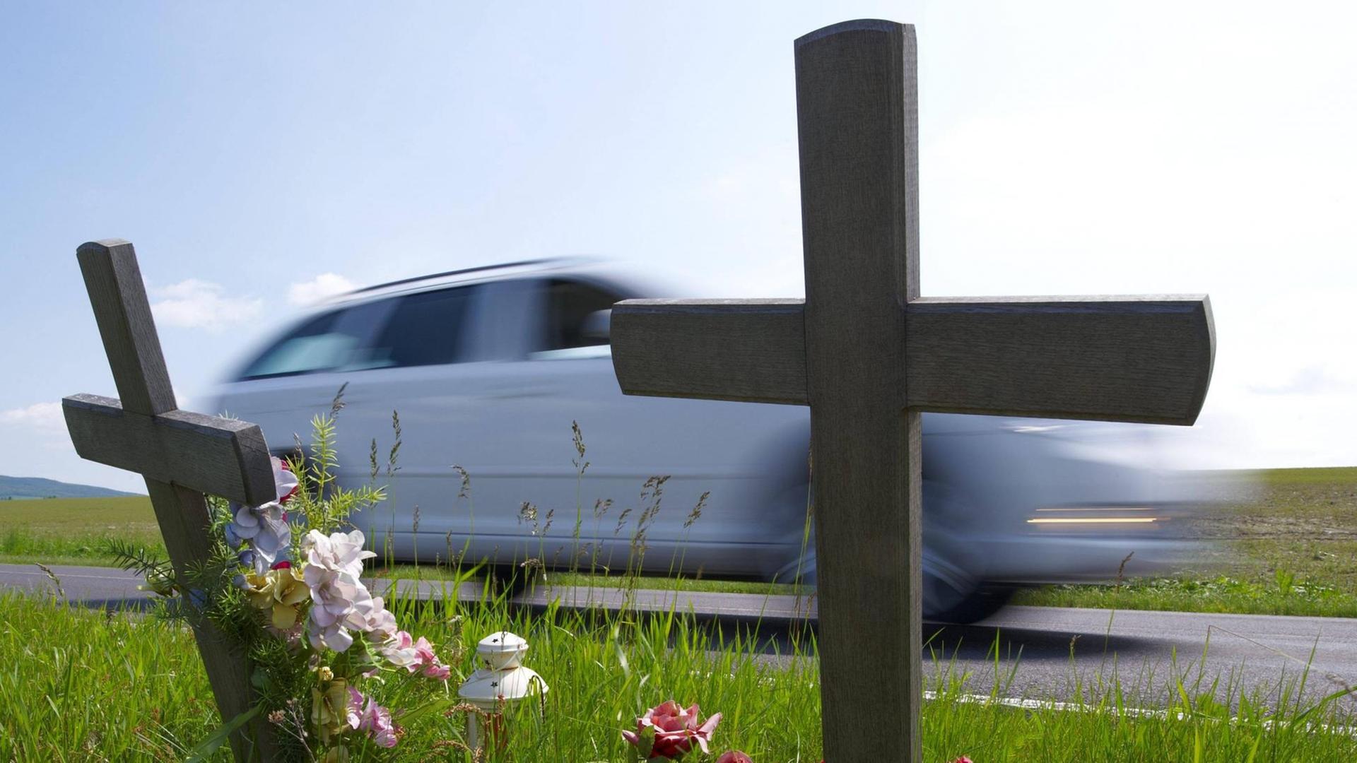 Zwei Holzkreuze an einer Landstrasse in der Nähe von Pulsnitz ( Sachsen ) erinnern an zwei an dieser Stelle tödlich verunglückten Verkehrsteilnehmer.