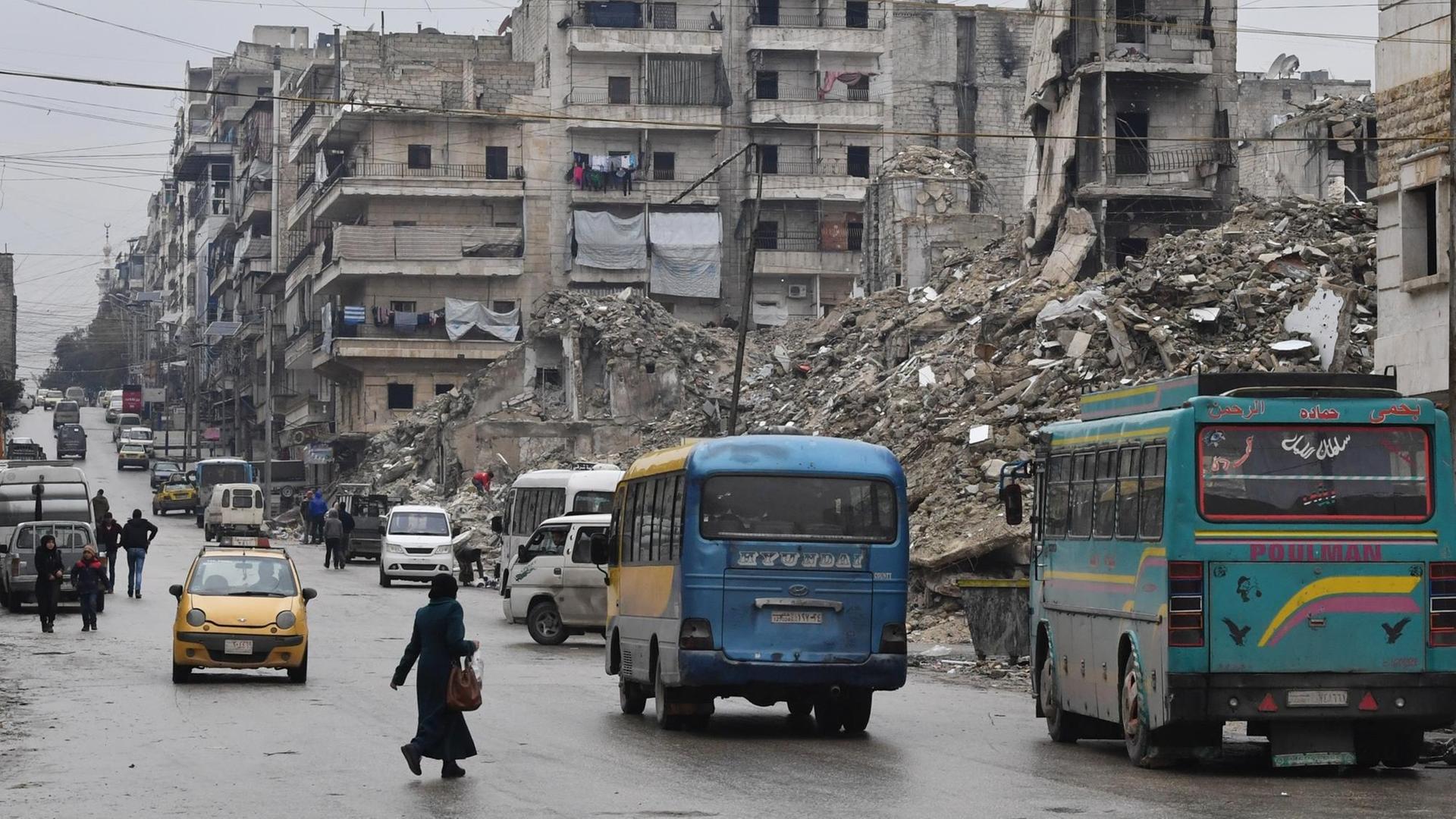 07.02.2019: Busse fahren auf einer Straße in Aleppo, zerstörte Häuser sind zu sehen 07.02.2019: Busse fahren auf einer Straße in Aleppo, zerstörte Häuser sind zu sehen