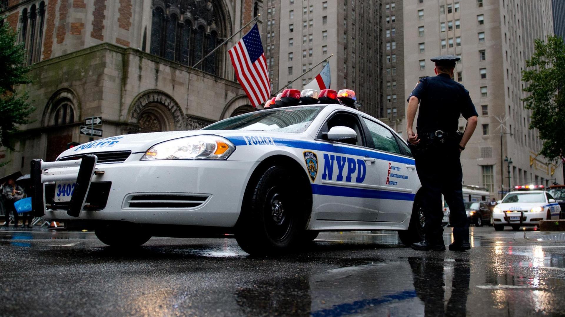 Polizist und Streifenwagen in New York City Polizist und Streifenwagen in New York City