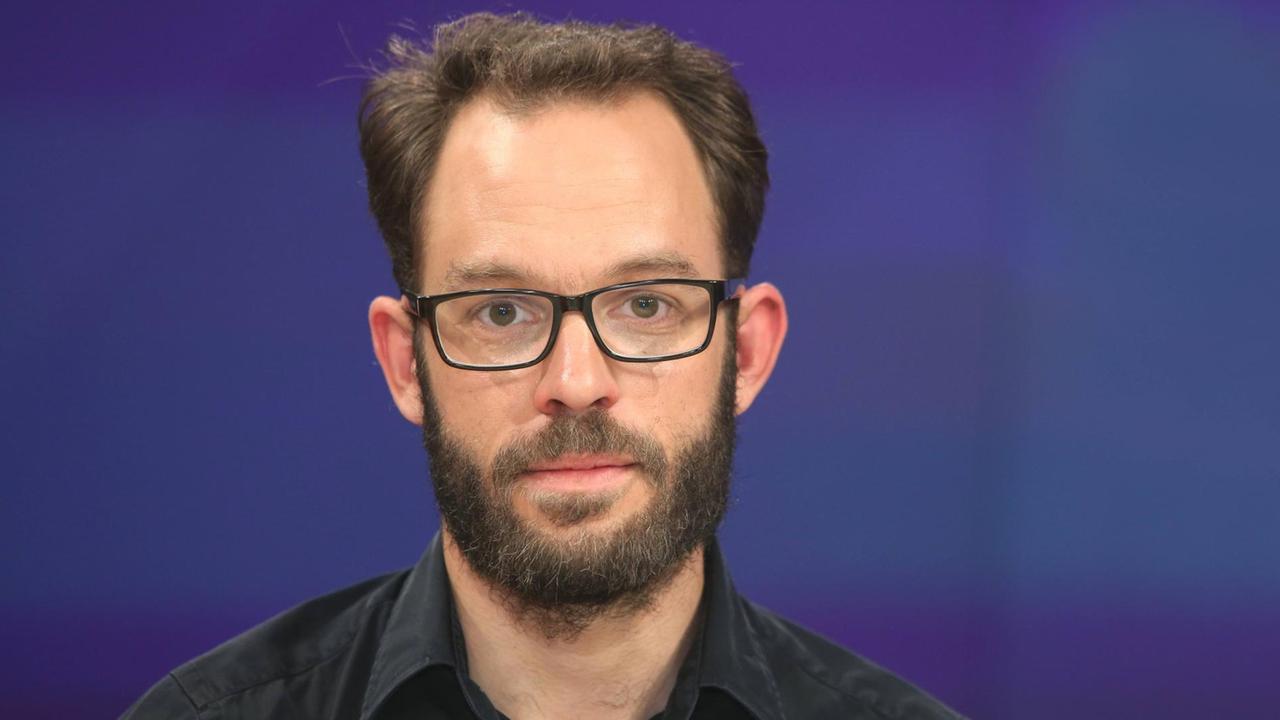 Daniel Domscheit-Berg blickt freundlich in Richtung des Betrachters. Daniel Domscheit-Berg blickt freundlich in Richtung des Betrachters.