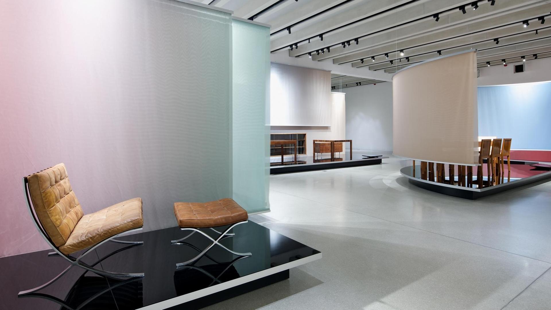 Einblick in den Ausstellungsbereich "Mies van der Rohe" im neuen Bauhaus Museum Weimar. Einblick in den Ausstellungsbereich "Mies van der Rohe" im neuen Bauhaus Museum Weimar.