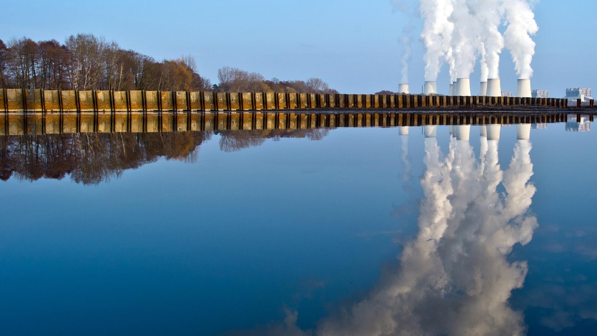 Wasserdampf steigt aus den Kühltürmen eines Braunkohlekraftwerkes in Jänschwalde und spiegelt sich dabei in einem abgelassenen Fischteich. Die Kraftwerkstechnologie ist in der Klima-Debatte schon lange ein Zankapfel. Laut Greenpeace zählt Jänschwalde zu den fünf klimaschädlichsten Braunkohlekraftwerken in Europa. Wasserdampf steigt aus den Kühltürmen eines Braunkohlekraftwerkes in Jänschwalde und spiegelt sich dabei in einem abgelassenen Fischteich. Die Kraftwerkstechnologie ist in der Klima-Debatte schon lange ein Zankapfel. Laut Greenpeace zählt Jänschwalde zu den fünf klimaschädlichsten Braunkohlekraftwerken in Europa.