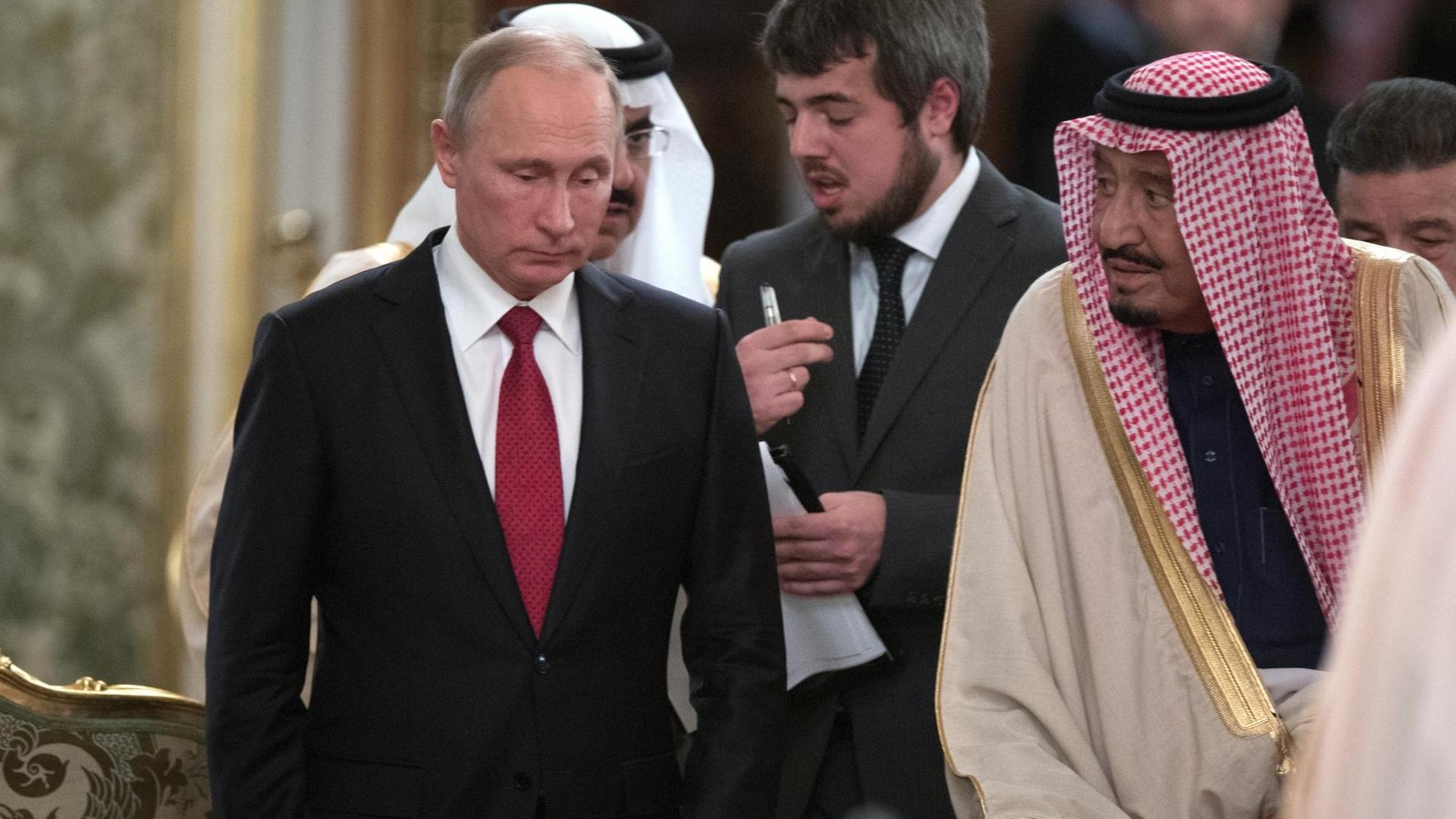 Russlands Präsident Wladimir Putin und Saudi-Arabiens König King Salman bin Abdulaziz Al Saud beim Treffen in Moskau am 05.10.2017 Russlands Präsident Wladimir Putin und Saudi-Arabiens König King Salman bin Abdulaziz Al Saud beim Treffen in Moskau am 05.10.2017