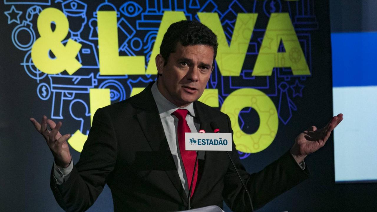 Der brasilianische Ermittlungsrichter Sergio Moro bei einem Anti-Korruptionsforum in Sao Paulo - hinter ihm ein Plakat mit der Aufschrift "Maos Limpas - Lava Jato"."