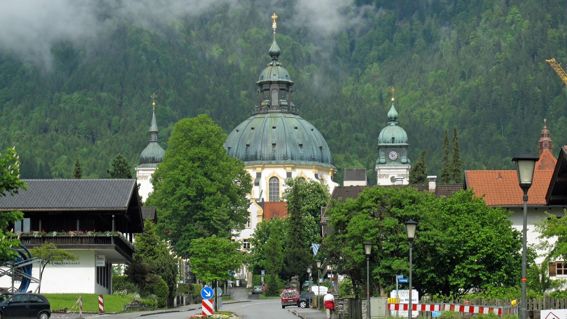 Das Kloster Ettal ist eine Benediktinerabtei im Dorf Ettal in Oberbayern. Das Kloster Ettal ist eine Benediktinerabtei im Dorf Ettal in Oberbayern.
