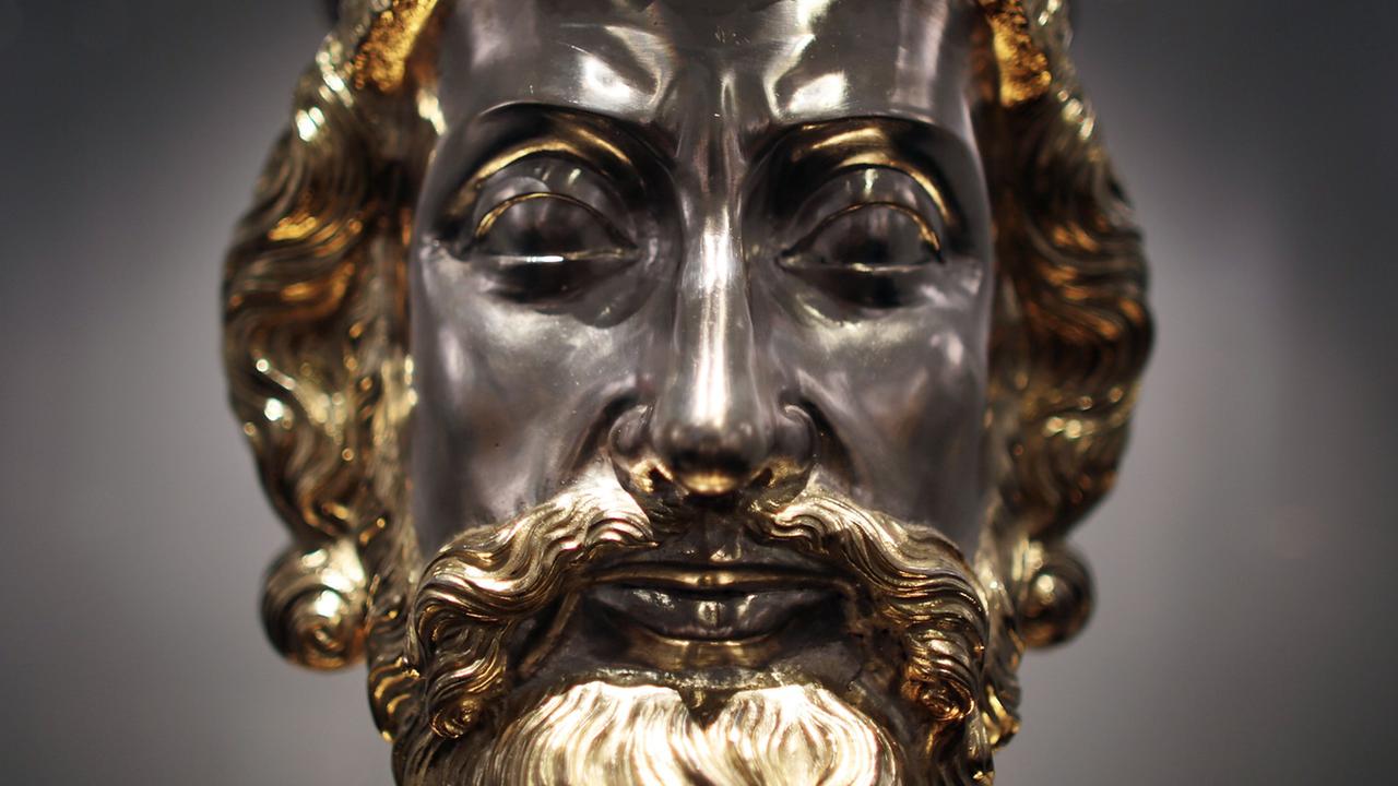 Die Büste Karls des Großen, zu sehen in der Aachener Domschatzkammer im Rahmen der Ausstellung "Karl der Große, Macht, Kunst, Schätze" (2014). Die Büste Karls des Großen, zu sehen in der Aachener Domschatzkammer im Rahmen der Ausstellung "Karl der Große, Macht, Kunst, Schätze" (2014).