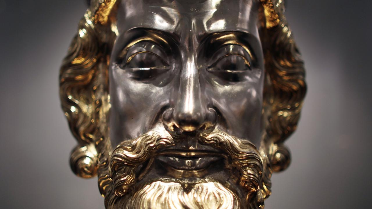 Die Büste Karls des Großen, zu sehen in der Aachener Domschatzkammer im Rahmen der Ausstellung "Karl der Große, Macht, Kunst, Schätze" (2014). Die Büste Karls des Großen, zu sehen in der Aachener Domschatzkammer im Rahmen der Ausstellung "Karl der Große, Macht, Kunst, Schätze" (2014).