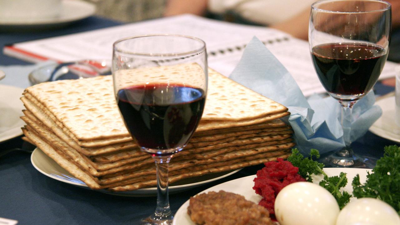 Symbolische Speisen für das Pessach-Fest (auch Passah-Fest), dem "Fest des ungesäuerten Brotes" (hinten), in der Synagoge der jüdischen Gemeinde in Bielefeld.
Symbolische Speisen für das Pessach-Fest (auch Passah-Fest), dem "Fest des ungesäuerten Brotes" (hinten), in der Synagoge der jüdischen Gemeinde in Bielefeld.