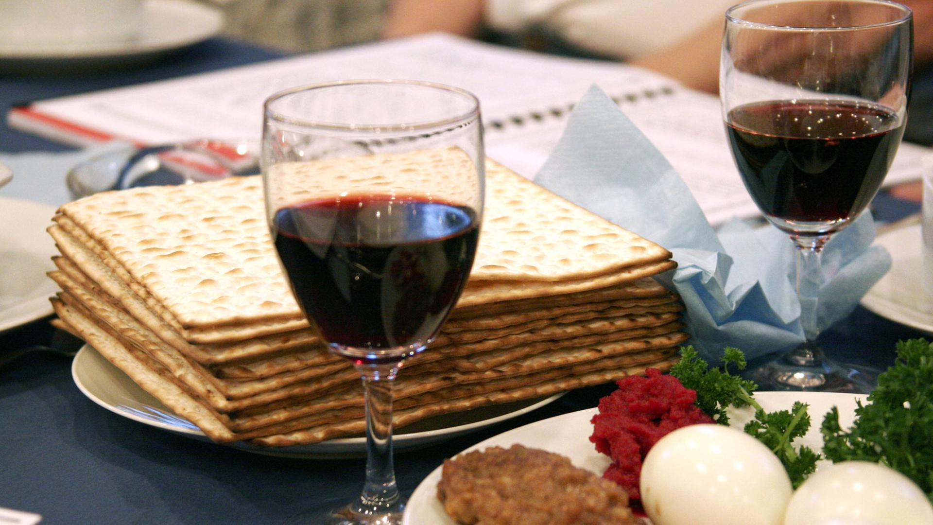 Matzen, Wein und symbolische Speisen auf dem Sedertisch