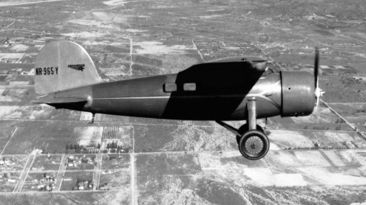 Amelia Earhart 1934 in ihrer Lockheed Vega Maschine über der Stadt Burbank.