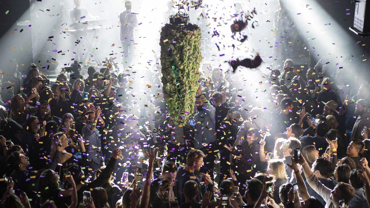 Menschen feiern auf einer Party am 17. Oktober in Toronto die Legalisierung von Cannabis. 