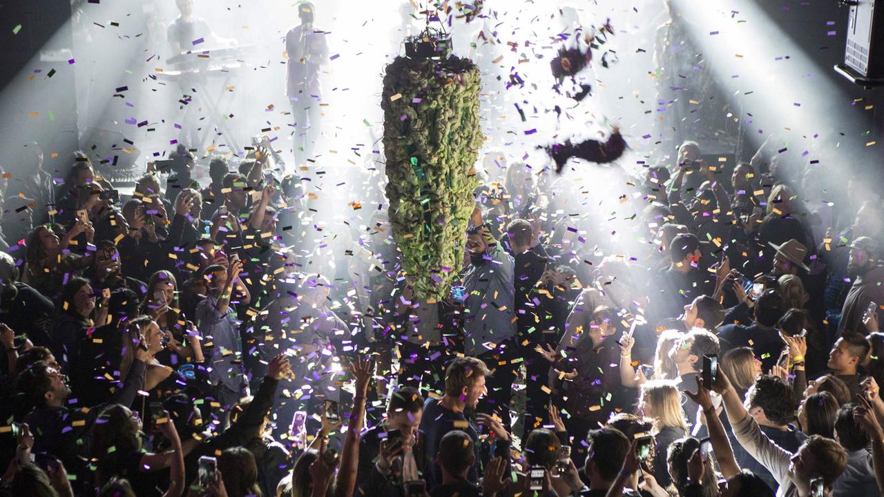 Menschen feiern auf einer Party am 17. Oktober in Toronto die Legalisierung von Cannabis. Menschen feiern auf einer Party am 17. Oktober in Toronto die Legalisierung von Cannabis.