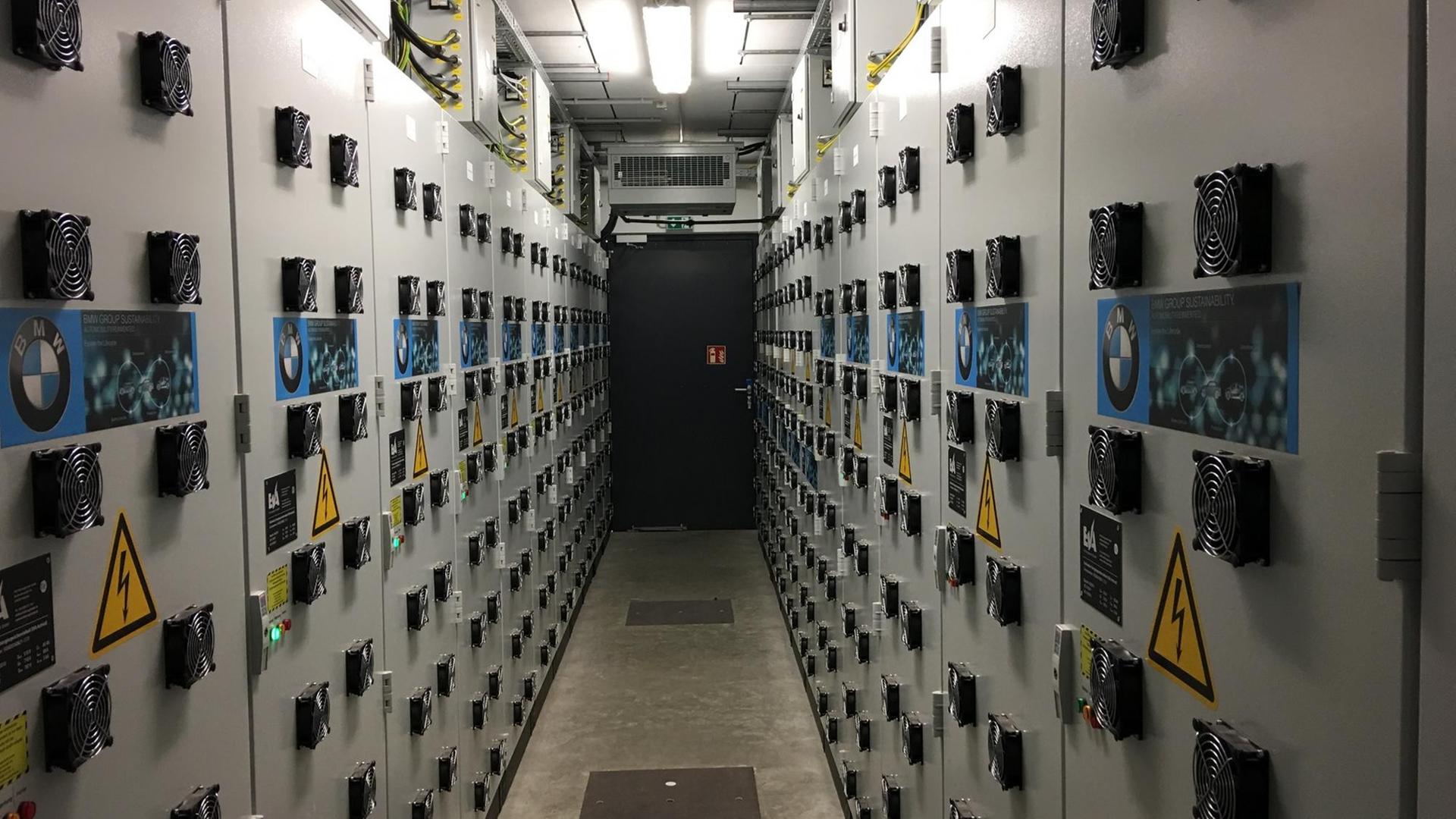 Batterieraum mit Schränken, in denen ca. 50 alten Autbatterien als Stromspeicher dienen
