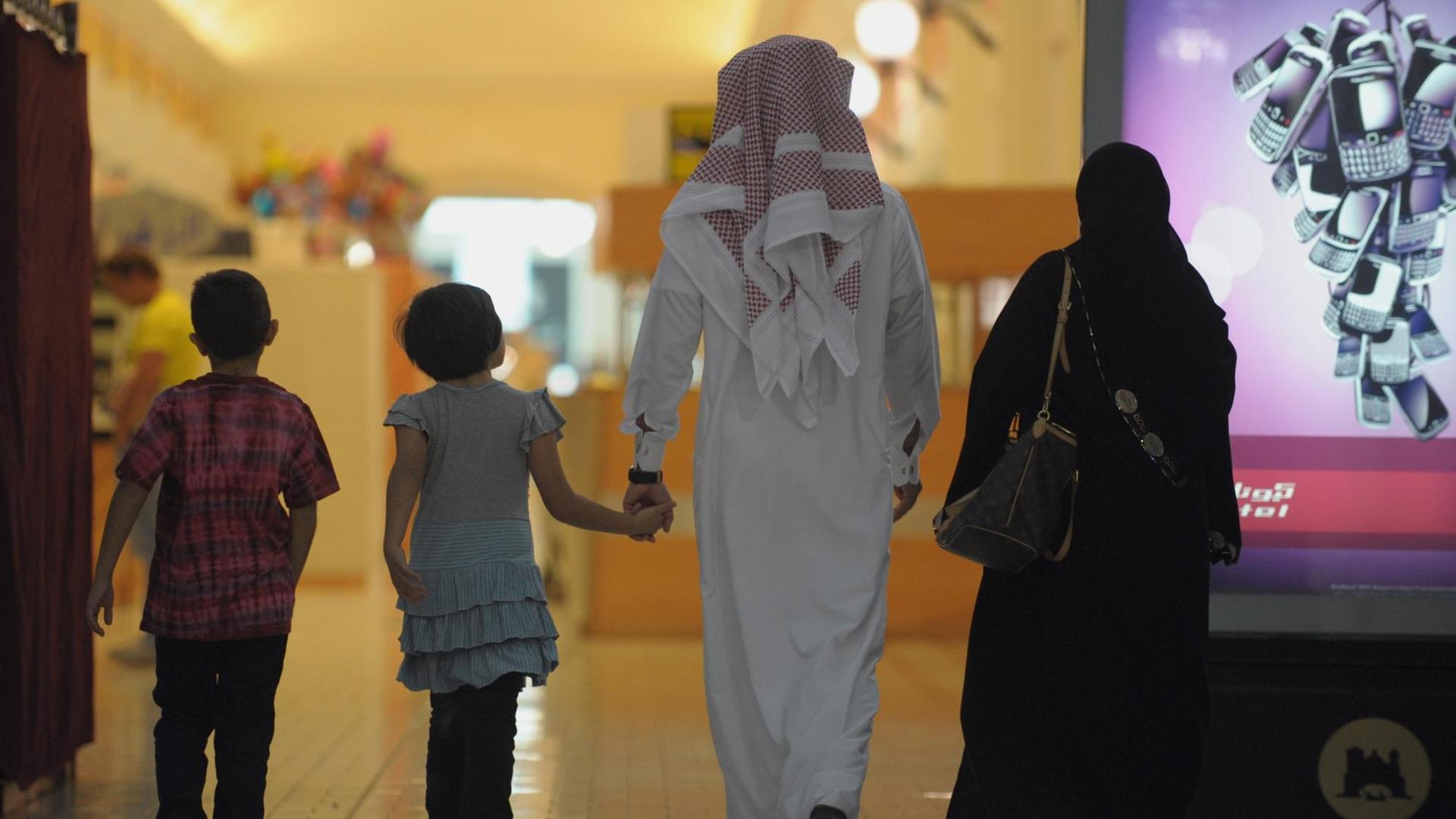 Eine katarische Familie geht am Freitag (07.01.2011) durch die Villaggio-Shoppingmall in Doha, der Hauptstadt von Katar.