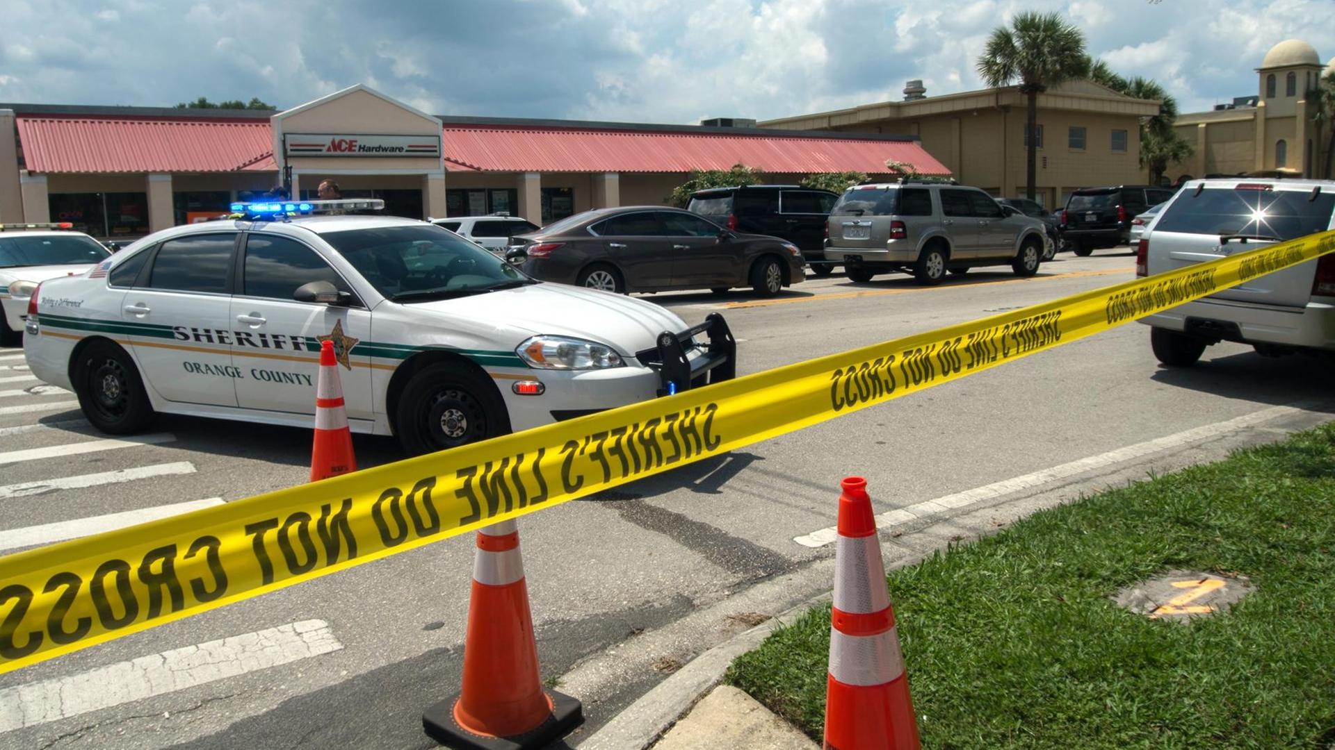 Ein Polizeiwagen in Orlando steht in der Nähe des Clubs, in dem am 12. Juni 49 Personen erschossen wurden. Ein Polizeiwagen in Orlando steht in der Nähe des Clubs, in dem am 12. Juni 49 Personen erschossen wurden.