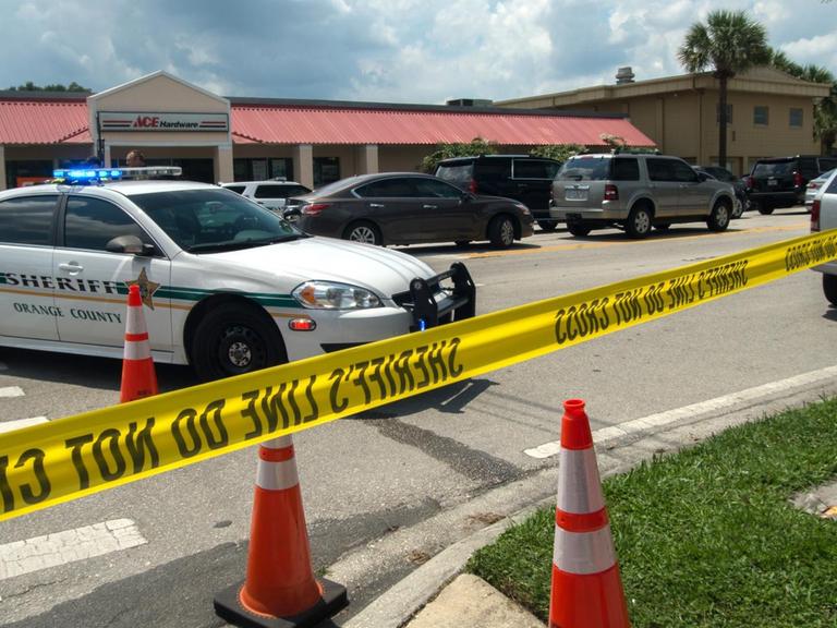Ein Polizeiwagen in Orlando steht in der Nähe des Clubs, in dem am 12. Juni 49 Personen erschossen wurden.