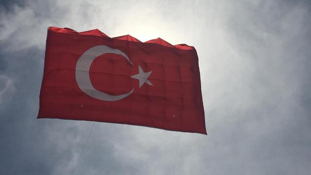 Eine türkische Flagge schwebt am 20.05.2017 beim Drachen-Festival in Istanbul