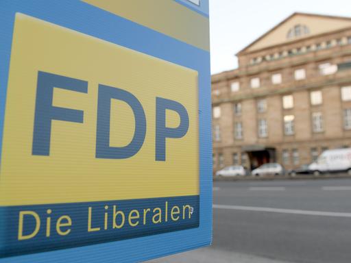 Ein Plakat mit dem Logo der Partei FDP hängt am 05.01.2015 vor dem Opernhaus in Stuttgart.