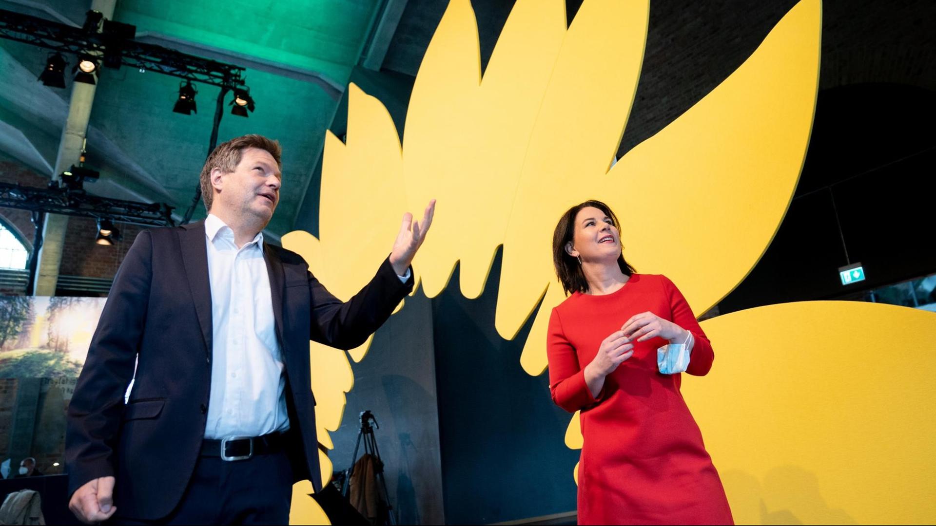 Annalena Baerbock (r), Bundesvorsitzende von Bündnis 90/Die Grünen, und Robert Habeck, Bundesvorsitzender von Bündnis 90/Die Grünen Annalena Baerbock (r), Bundesvorsitzende von Bündnis 90/Die Grünen, und Robert Habeck, Bundesvorsitzender von Bündnis 90/Die Grünen