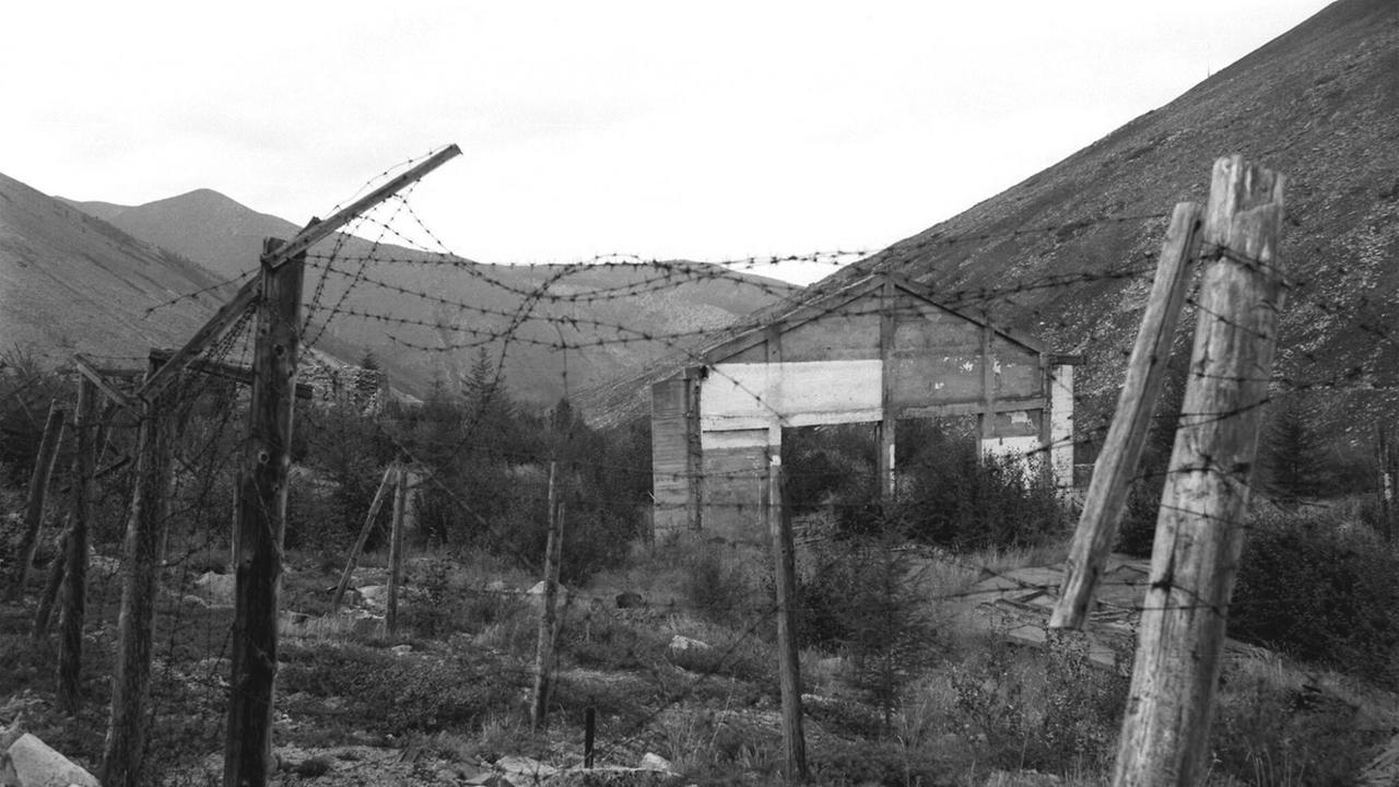 Magadan-Region, Sowjetunion: Die Ruinen des Gulag Butugychag nahe Kolyma. Sowjetische Gefangene wurden hier zum Uranabbau gezwungen. Das Foto stammt von 1989.
Magadan-Region, Sowjetunion: Die Ruinen des Gulag Butugychag nahe Kolyma. Sowjetische Gefangene wurden hier zum Uranabbau gezwungen. Das Foto stammt von 1989.
