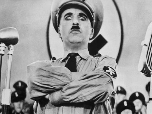 Der große Diktator (1940), Regie, Produktion und Hauptrollen: Charlie Chaplin als Diktator Adenoid Hynkel, Diktator von Tomamia