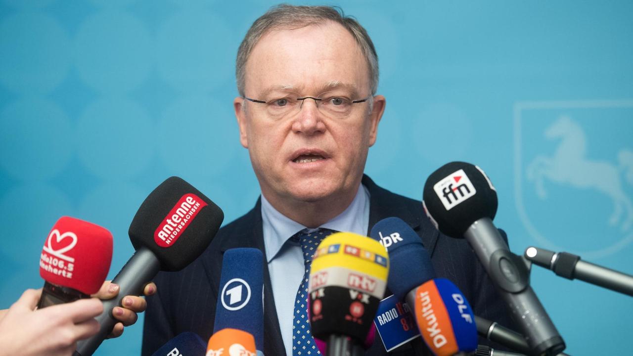 Das Bild zeigt Niedersachsens Ministerpräsident Stephan Weil (SPD) vor vielen Mikrofonen. Er spricht am 09.02.2017 bei einer Pressekonferenz in der Staatskanzlei in Hannover (Niedersachsen). Das Bild zeigt Niedersachsens Ministerpräsident Stephan Weil (SPD) vor vielen Mikrofonen. Er spricht am 09.02.2017 bei einer Pressekonferenz in der Staatskanzlei in Hannover (Niedersachsen).