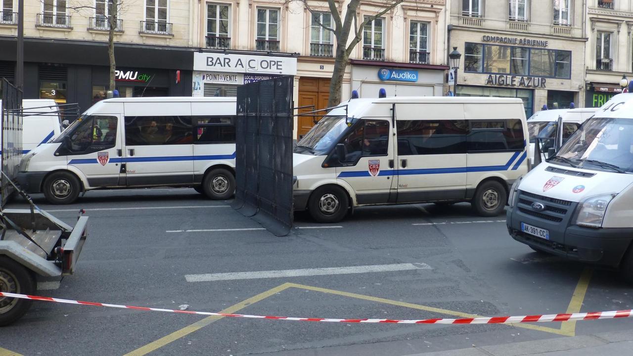 Die Demonstration in Paris gegen Polizeigewalt fand unter großen Sicherheitsvorkehrungen statt Die Demonstration in Paris gegen Polizeigewalt fand unter großen Sicherheitsvorkehrungen statt