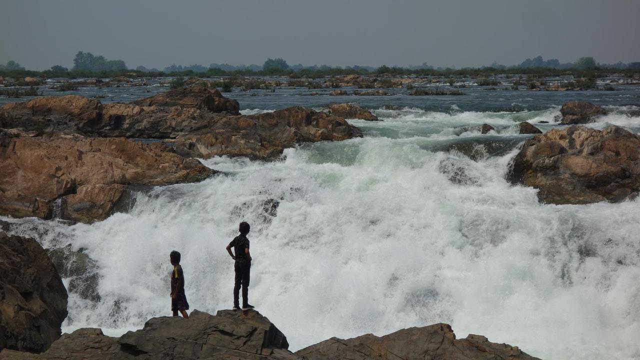 Die Mekong-Wasserfälle an der Grenze zwischen Kambodscha und Laos sind die breitesten der Welt.