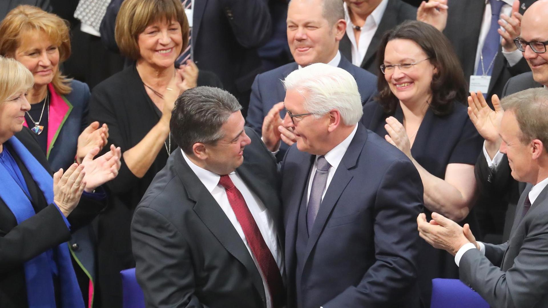 Der SPD-Vorsitzende Sigmar Gabriel gratuliert Bundespräsident Frank-Walter Steinmeier, umringt von weiteren Sozialdemokraten (Hannelore Kraft, Ulla Schmidt, Olaf Scholz, Andrea Nahles, Thomas Oppermann - von links nach rechts). Der SPD-Vorsitzende Sigmar Gabriel gratuliert Bundespräsident Frank-Walter Steinmeier, umringt von weiteren Sozialdemokraten (Hannelore Kraft, Ulla Schmidt, Olaf Scholz, Andrea Nahles, Thomas Oppermann - von links nach rechts).