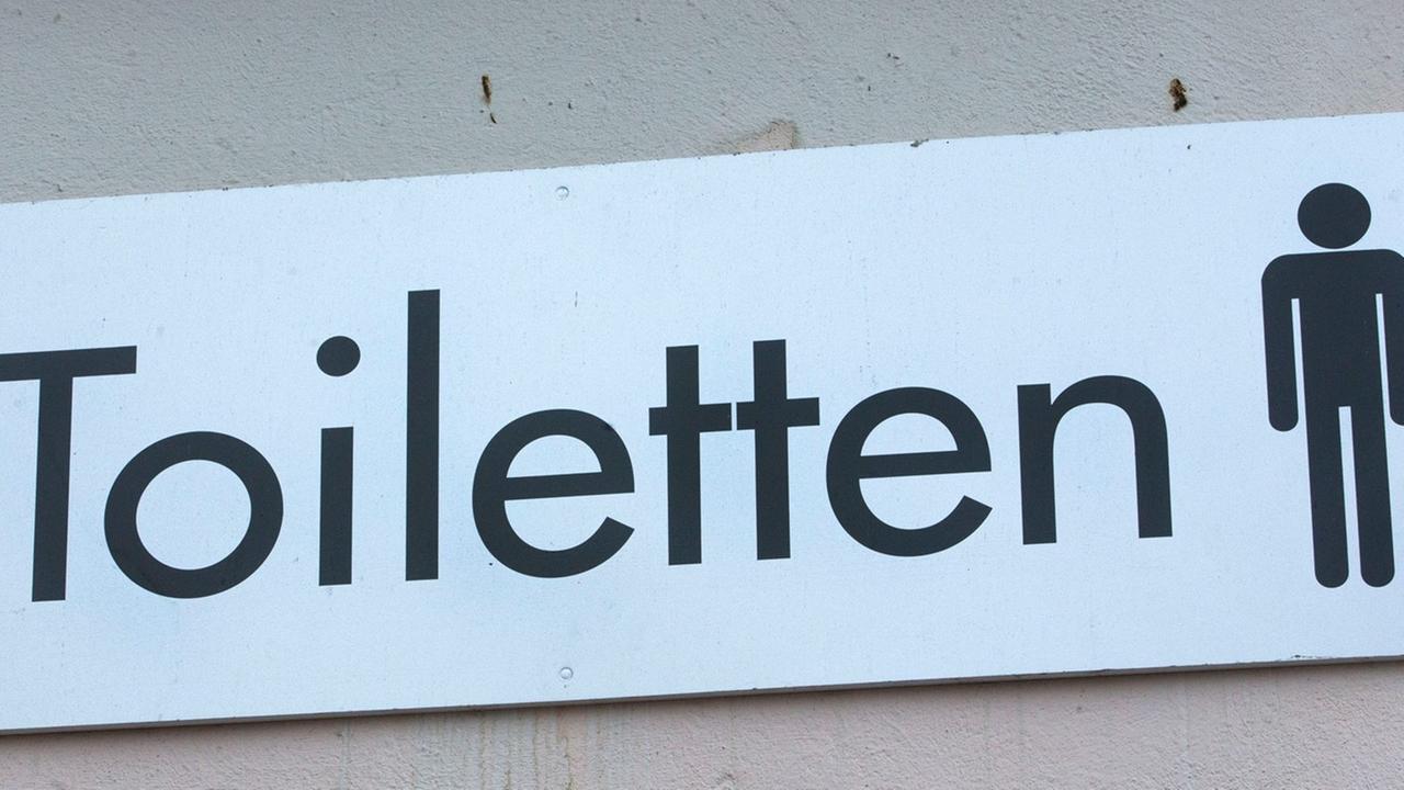 Schlachtermarkt in Schwerin: Ein Schild weist auf eine öffentliche Toilette hin. Schlachtermarkt in Schwerin: Ein Schild weist auf eine öffentliche Toilette hin.