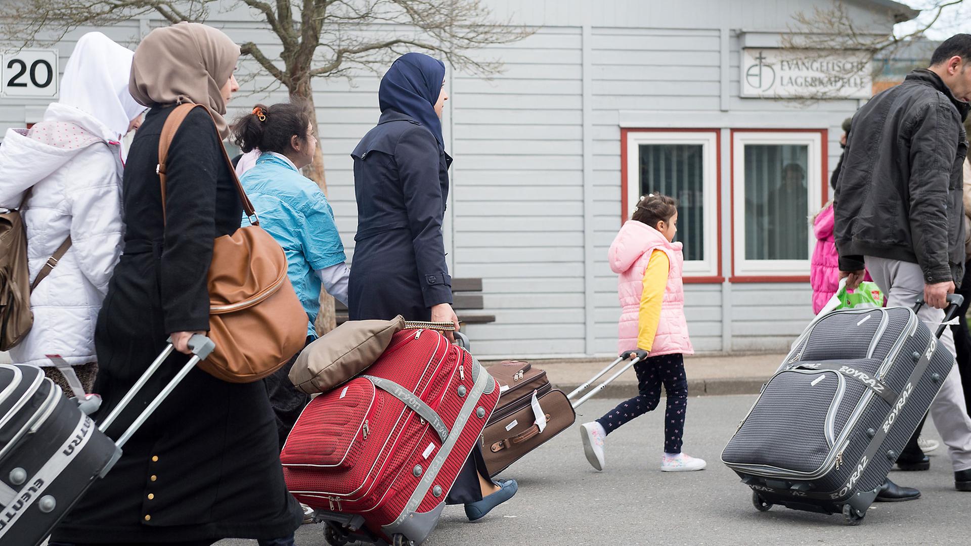 Syrische Flüchtlinge kommen am 04.04.2016 in das Grenzdurchgangslager Friedland im Landkreis Göttingen (Niedersachsen). Es sind die ersten syrischen Flüchtlinge, die legal auf direktem Weg aus der Türkei in die Europäische Union einreisen durften. Syrische Flüchtlinge kommen am 04.04.2016 in das Grenzdurchgangslager Friedland im Landkreis Göttingen (Niedersachsen). Es sind die ersten syrischen Flüchtlinge, die legal auf direktem Weg aus der Türkei in die Europäische Union einreisen durften.