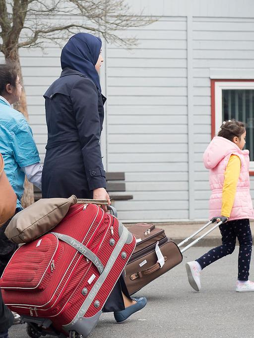 Syrische Flüchtlinge kommen am 04.04.2016 in das Grenzdurchgangslager Friedland im Landkreis Göttingen (Niedersachsen). Es sind die ersten syrischen Flüchtlinge, die legal auf direktem Weg aus der Türkei in die Europäische Union einreisen durften.