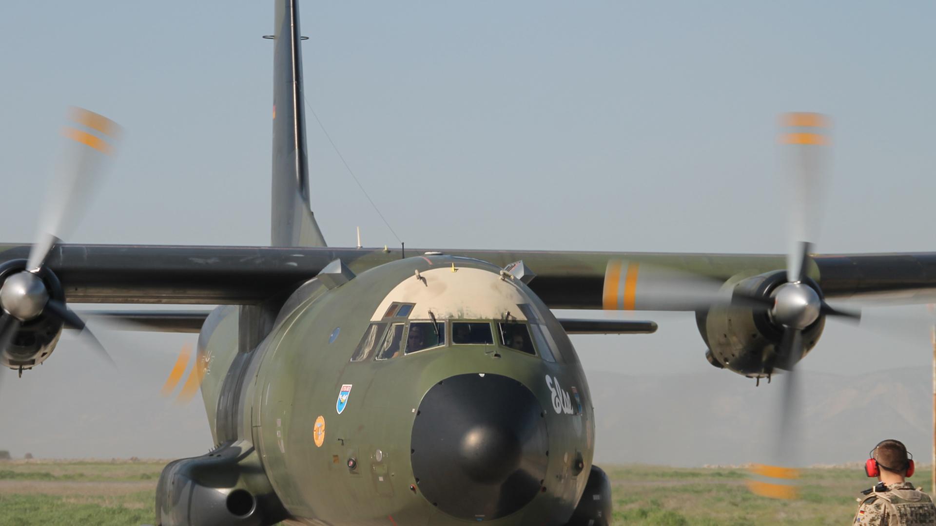 Eine Transall landet am 28.03.2013 auf einem Flugfeld in der Nähe des Feldlager des zivil-militärischen Wiederaufbauteams (PRT) im Kundus (Afghanistan). Eine Transall landet am 28.03.2013 auf einem Flugfeld in der Nähe des Feldlager des zivil-militärischen Wiederaufbauteams (PRT) im Kundus (Afghanistan).