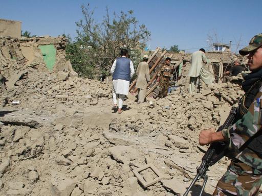 Afghanische Sicherheitskräfte inspizieren den Ort eines Autobombenanschlags in Ghazni, Afghanistan, am 7. Juli 2019. Mindestens sechs Menschen wurden getötet und 96 weitere verletzt, als eine Autobombe am Sonntag die Stadt Ghazni, die Hauptstadt der afghanischen Provinz Ghazni, erschütterte.