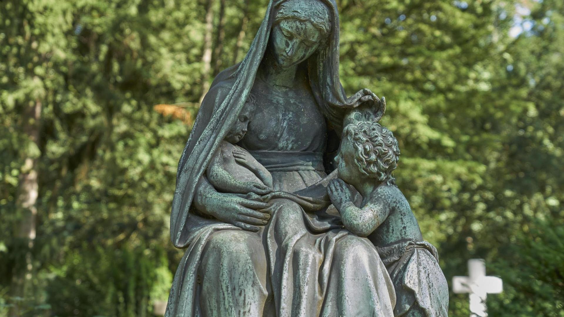 Grabmal mit Mutter-Gottes-Statue am Hauptfriedhof in Frankfurt am Main