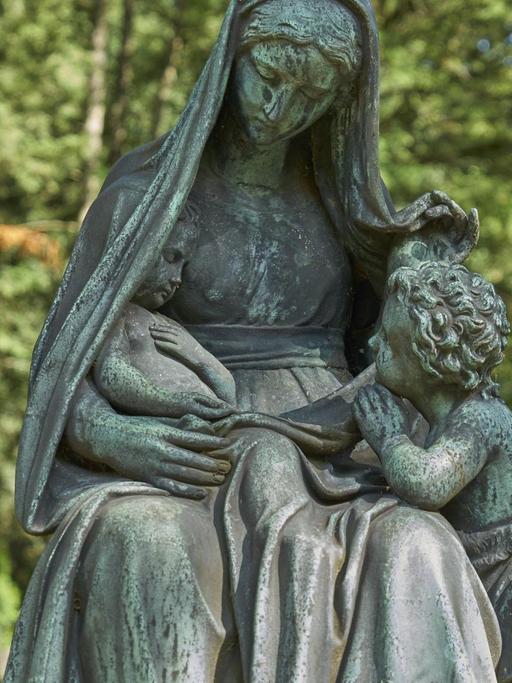 Grabmal mit Mutter-Gottes-Statue am Hauptfriedhof in Frankfurt am Main