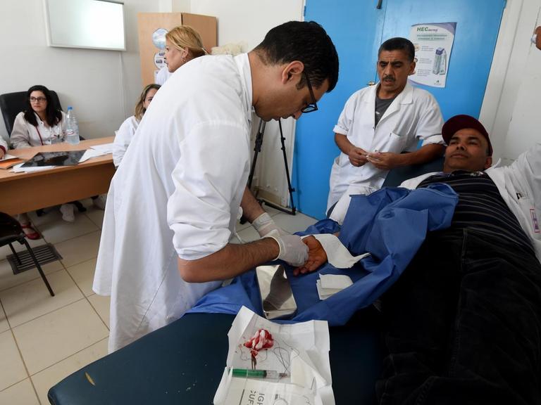 In der Notaufnahme eines tunesischen Krankenhauses in der Hauptstadt Tunis behandeln Ärzte einen Patienten.