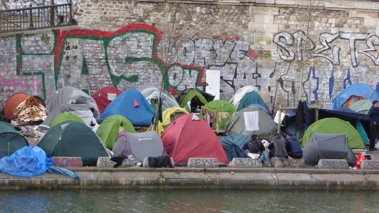 Eine Zeltstadt am Ufer der Seine in Paris. Asylbewerber und Migranten in Paris sind oft gezwungen, in Zelten zu leben, weil der Staat zu wenige Heimplätze bereit stellt.