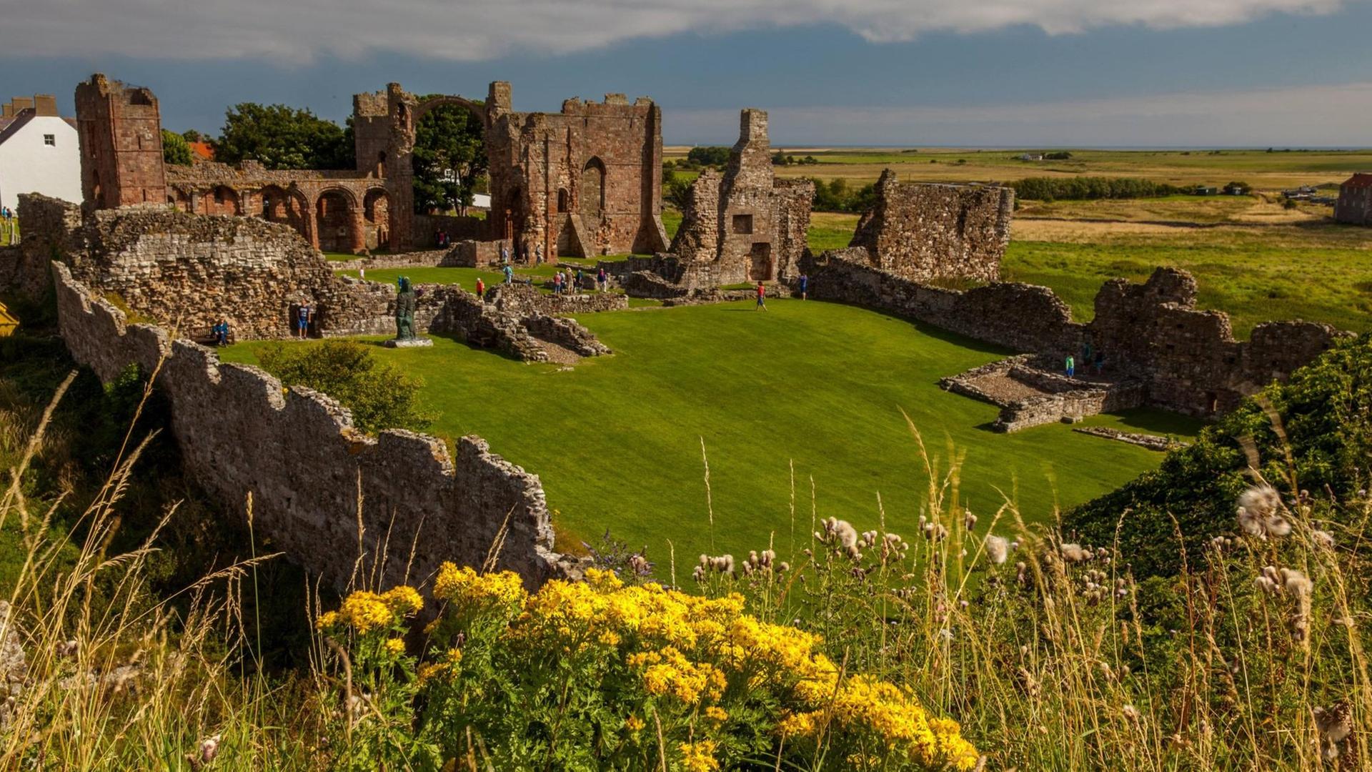 Abtei-Ruine auf der Insel Lindisfarne Abtei-Ruine auf der Insel Lindisfarne