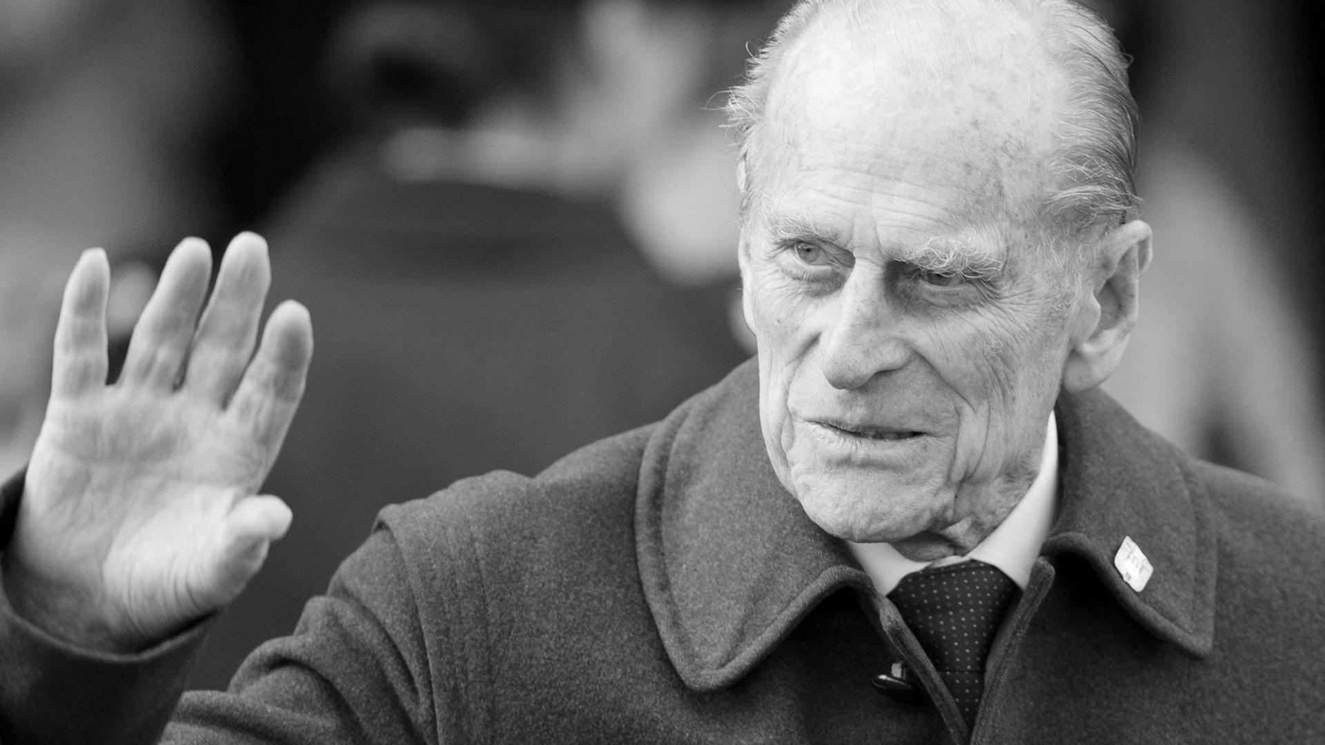Prinz Philip winkt. Das Foto ist schwarz-weiß. Prinz Philip winkt. Das Foto ist schwarz-weiß.
