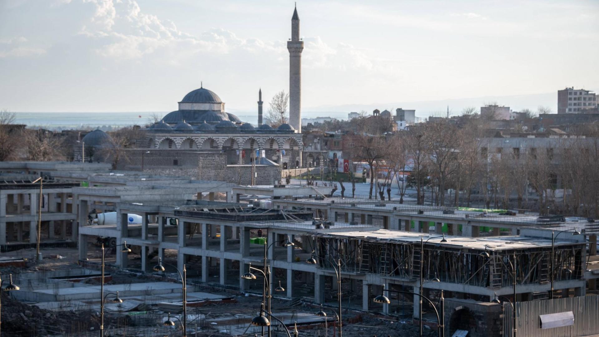 Die türkische Stadt Diyarbakir. Man sieht eine Moschee und im Vordergrund ein Parkhaus im Bau. Die türkische Stadt Diyarbakir. Man sieht eine Moschee und im Vordergrund ein Parkhaus im Bau.