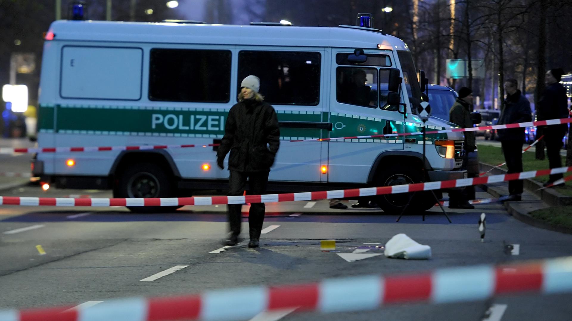 Polizisten sichern in Berlin-Neukölln nach einer Schießerei Spuren am Tatort. Polizisten sichern in Berlin-Neukölln nach einer Schießerei Spuren am Tatort.